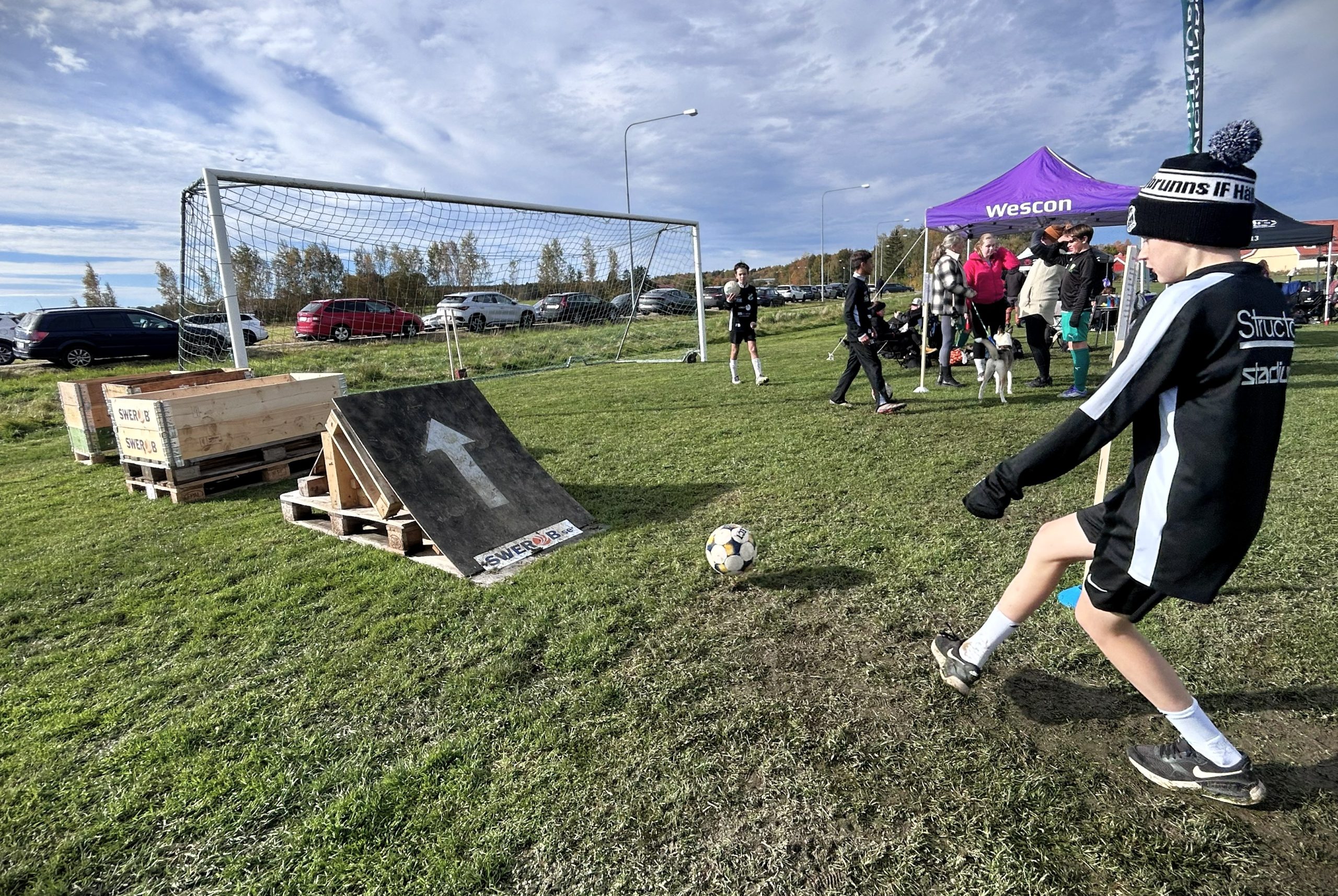 Ung spelare skjuter mot målen på Swerobs skottstation
